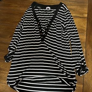 🔥5/$20 THYME Maternity nursing shirt